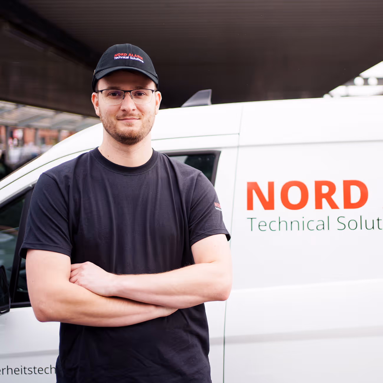 Informationselektroniker Arbeitsplatz mit voll ausgestattetem Servicewagen.