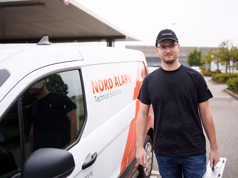 Elektriker für Sicherheitstechnik auf dem Weg um Alarmanlagen und Sicherheitstechnik in Rostock zu warten und zu installieren.
